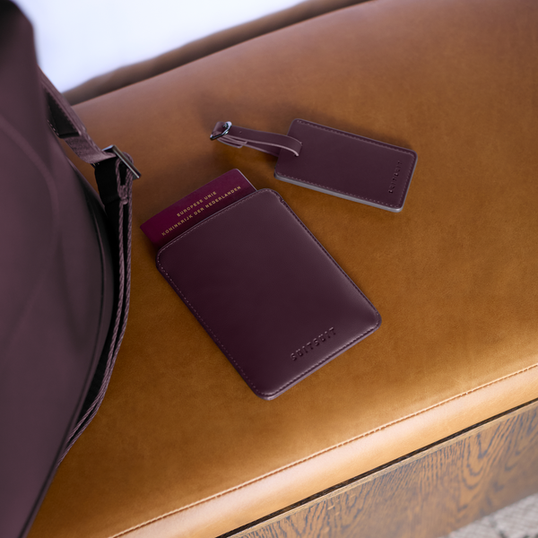 Mystique - Cherry Lacquer - Paspoorthoesje